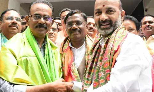 ఉద్యమకారులున్న బీజేపీలోకి రావటం ఘర్ వాపసీని తలపిస్తోంది : బూర నర్సయ గౌడ్