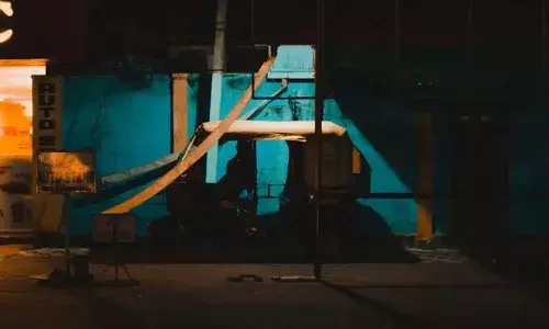 ఆటోలో యువతిపై గ్యాంగ్‌ రేప్‌.. ఆ తర్వాత రోడ్డుపై తోసేసి