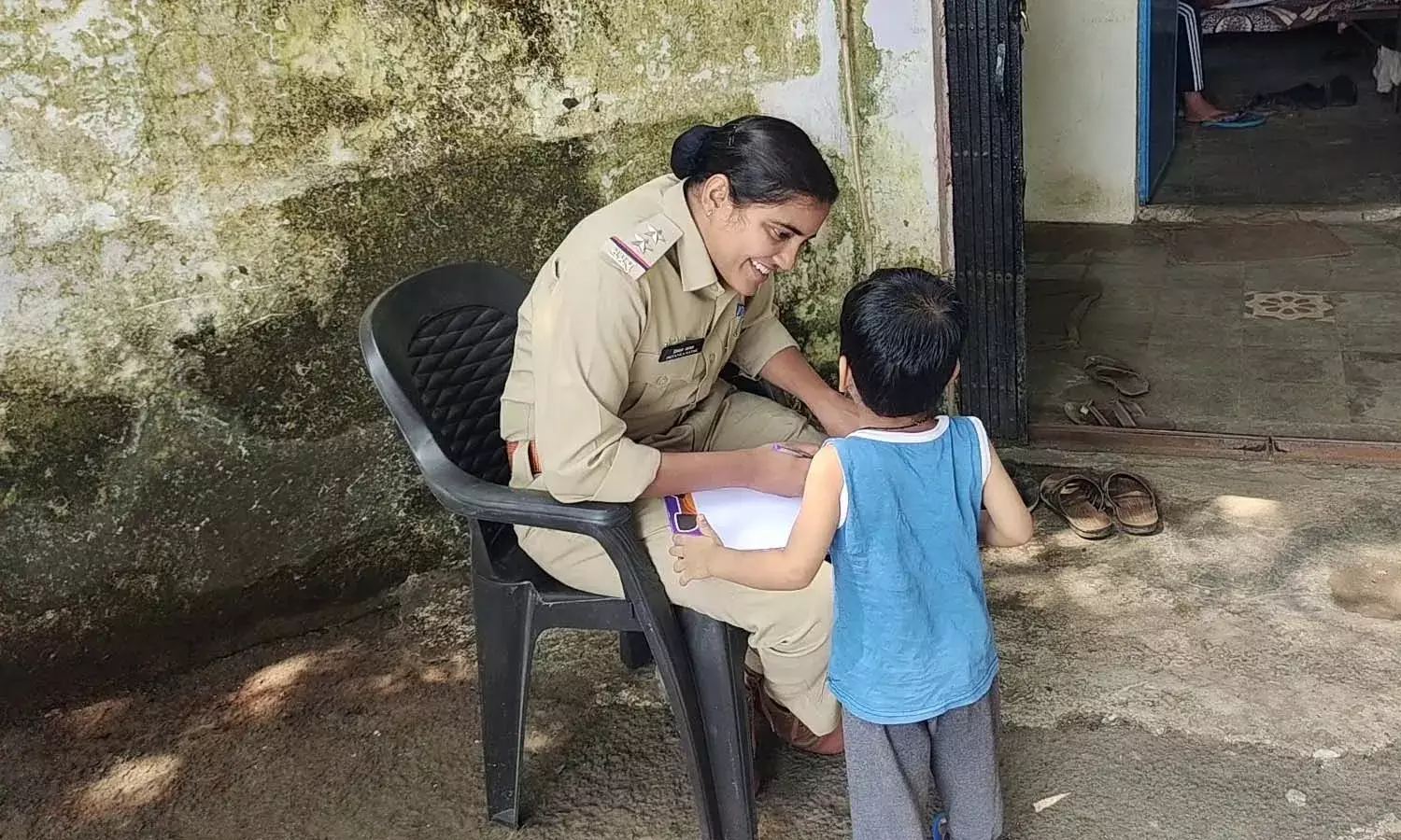 అమ్మ నా చాక్లెట్లు దొంగిలించింది.. ఆమెను జైల్లో పెట్టిండి.. పోలీసులకు బుడ్డోడి ఫిర్యాదు