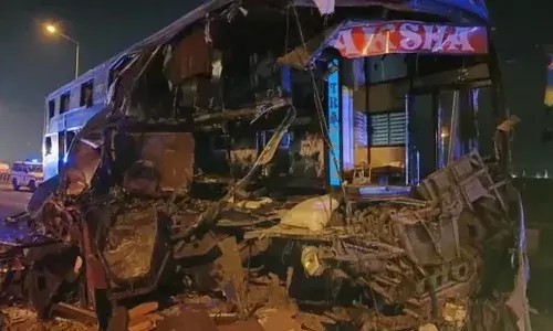 ఘోర రోడ్డు ప్రమాదం.. ఓవర్ టేక్ చేయబోయి ట్రక్కును ఢీ కొట్టిన బస్సు.. ఆరుగురు దుర్మరణం