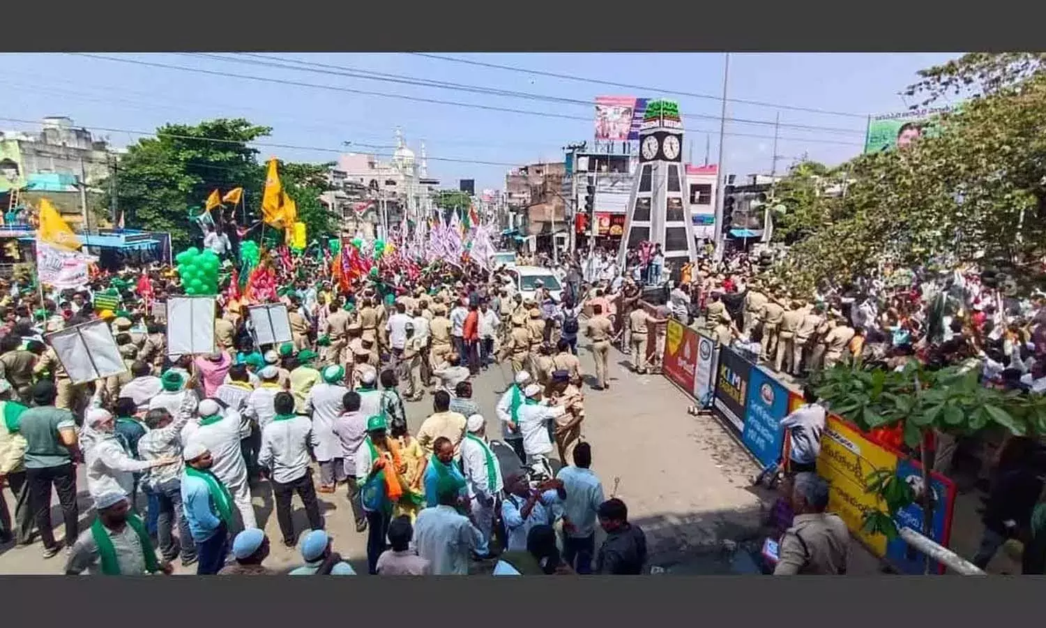 రాజమహేంద్రవరంలో ఉద్రిక్తత.. కుర్చీలు, రాళ్లు, సీసాలతో దాడులు.. అసలేం జరిగిందంటే?