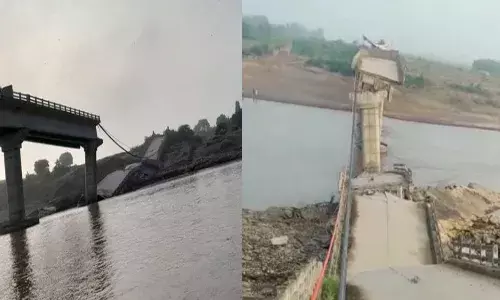 తప్పిన పెను ప్రమాదం.. కూలిన పెద్దవాగు వంతెన