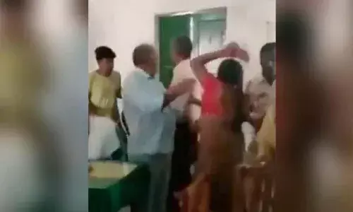 బాలికలకు లైంగిక వేధింపులు.. టీచర్ను చెప్పులతో కొట్టిన మహిళలు.. వీడియో వైరల్