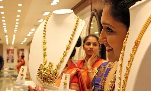 దీపావ‌ళికి ముందు మ‌హిళ‌ల‌కు భారీ షాక్‌