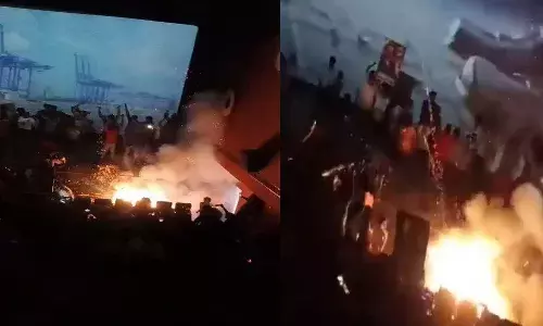 అభిమానుల అత్యుత్సాహం.. బాణసంచా కాల్పడంతో థియేటర్లో మంటలు