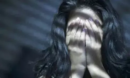 విద్యార్థినులతో ఉపాధ్యాయుడి అసభ్య ప్రవర్తన.. దుస్తుల లోపల చేయి పెట్టి