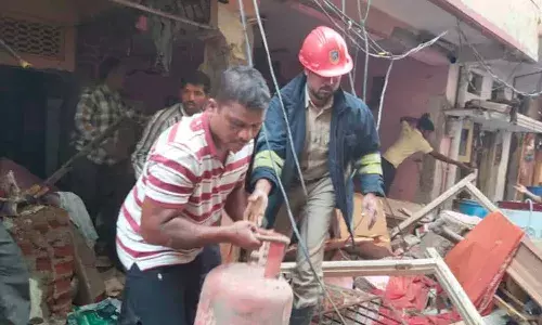 గ్యాస్ సిలిండర్ పేలి ఒకరు మృతి, 9 మందికి గాయాలు