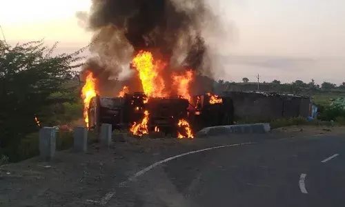 ట్యాంకర్ బోల్తా.. ఎగబడిన ప్రజలు.. మంటలు అంటుకుని ఇద్దరు మృతి.. 25 మందికి తీవ్రగాయాలు