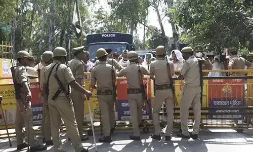 పార్కింగ్ విషయంలో గొడవ.. ఇటుకతో తలపై బాదడంతో..