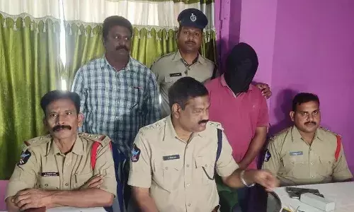 ప్రియురాలికి ఫోన్ చేసి వేధించినందుకు.. స్నేహితుడిని దుంగతో కొట్టి చంపిన వ్యక్తి