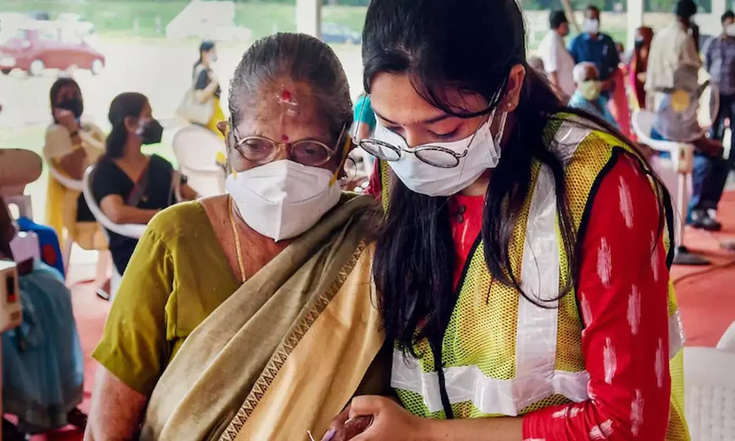 క‌రోనా కేసుల్లో కొన‌సాగుతున్న హెచ్చుత‌గ్గులు