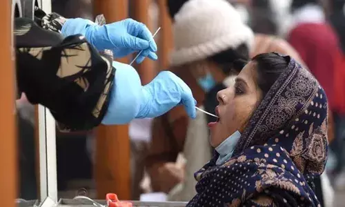 స్వల్పంగా తగ్గిన కేసులు