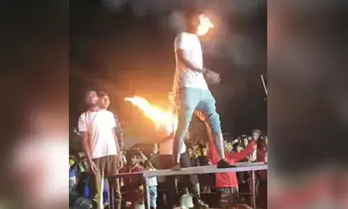 పెట్రోల్ నోట్లో వేసుకుని ఊదాడు.. చివరికి..!