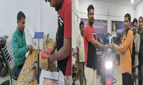 డ్రీమ్ బైక్ కొనడానికి ఏకంగా కాయిన్స్ ను కుప్పగా పోశాడు