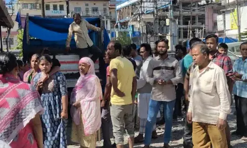 మాల్లో చాక్లెట్ దొంగిలించిన వీడియో వైరల్.. యువతి ఆత్మహత్య