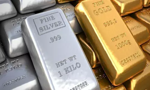 స్వ‌ల్పంగా త‌గ్గిన బంగారం.. భారీగా పెరిగిన వెండి