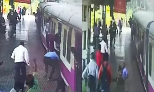 ట్రైన్ కింద ప‌డ‌బోయిన చిన్నారిని కాపాడిన రైల్వే పోలీసు.. వీడియో