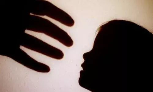 దారుణం.. రెండేళ్ల చిన్నారిపై ట్రక్కులో అత్యాచారం.. నోట్లో గుడ్డ ముక్కను తోసి..