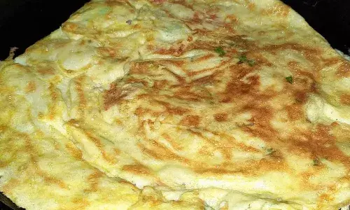 విషాదం.. గొంతులో ఆమ్లెట్ ఇరుక్కుని వ్యక్తి మృతి