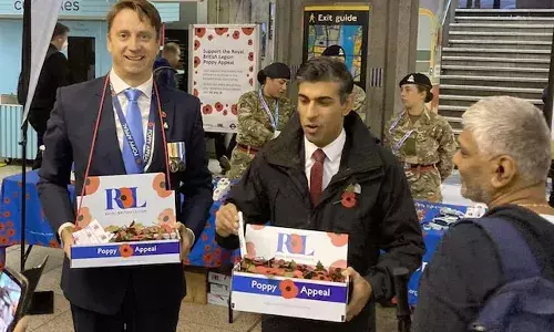 రైల్వే స్టేషన్‌లో పూలు అమ్మిన బ్రిటన్‌ ప్రధాని రిషి.. వీడియో వైరల్‌