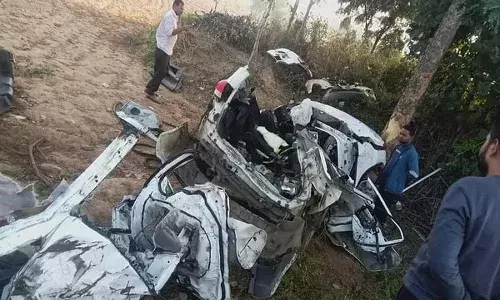 చెట్టును ఢీ కొట్టిన కారు.. మృత‌దేహాల‌ను తీసేందుకు ఆరు గంట‌ల స‌మయం