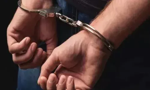 అర్ధరాత్రి.. మహిళతో ఏకాంతంగా గడుపుతూ.. భార్యకు అడ్డంగా దొరికిన ఇన్‌స్పెక్టర్‌