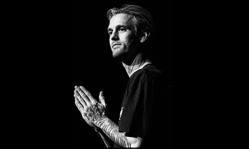 విషాదం.. అనుమానస్పద స్థితిలో సింగర్ మృతదేహం