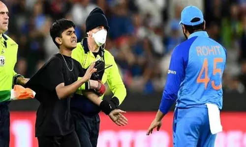 జింబాబ్వే మ్యాచ్ లో రోహిత్ వద్దకు దూసుకు వచ్చిన అభిమాని