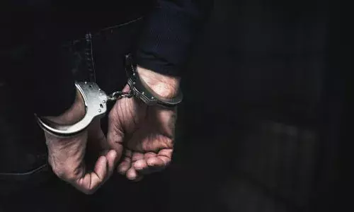 డ్రగ్స్ కలిపిన చాక్లెట్లను ఆన్ లైన్ లో అమ్ముతున్న విద్యార్థి