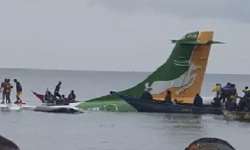 సరస్సులో కూలిన విమానం..