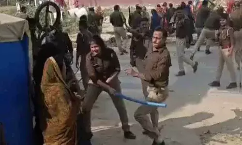 అరాచకం.. మహిళలపై విరుచుకుపడ్డ పోలీసులు.. కర్రలు, పైపులతో దాడి