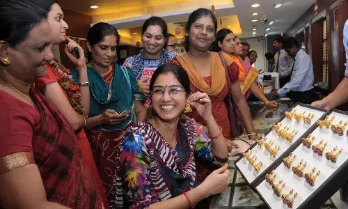 బంగారం కొనుగోలుదారుల‌కు ఊర‌ట‌