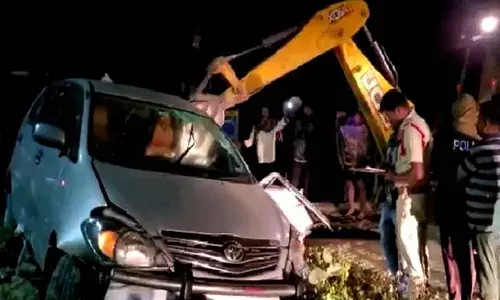 ఆగి ఉన్న లారీని ఢీ కొట్టిన కారు.. ముగ్గురు దుర్మ‌ర‌ణం