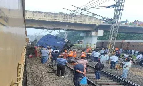 రాజమండ్రిలో పట్టాలు తప్పిన గూడ్స్ రైలు.. 9 రైళ్లు రద్దు