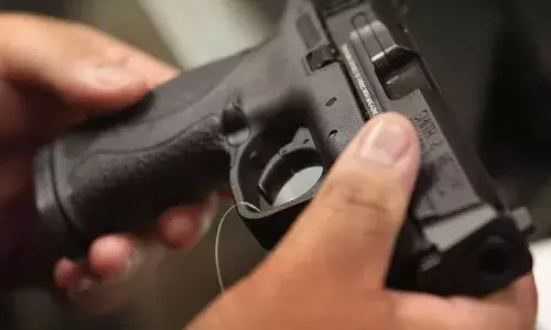 అమీర్పేట్లో తుపాకీతో వ్యక్తి హల్చల్.. భయంతో జనం పరుగులు