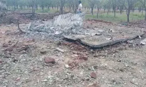 బాణాసంచా తయారీ కేంద్రంలో పేలుడు.. ఐదుగురు దుర్మరణం