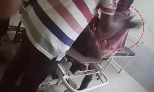 మద్యం మత్తులో మహిళా రోగిని చితకబాదిన డాక్టర్