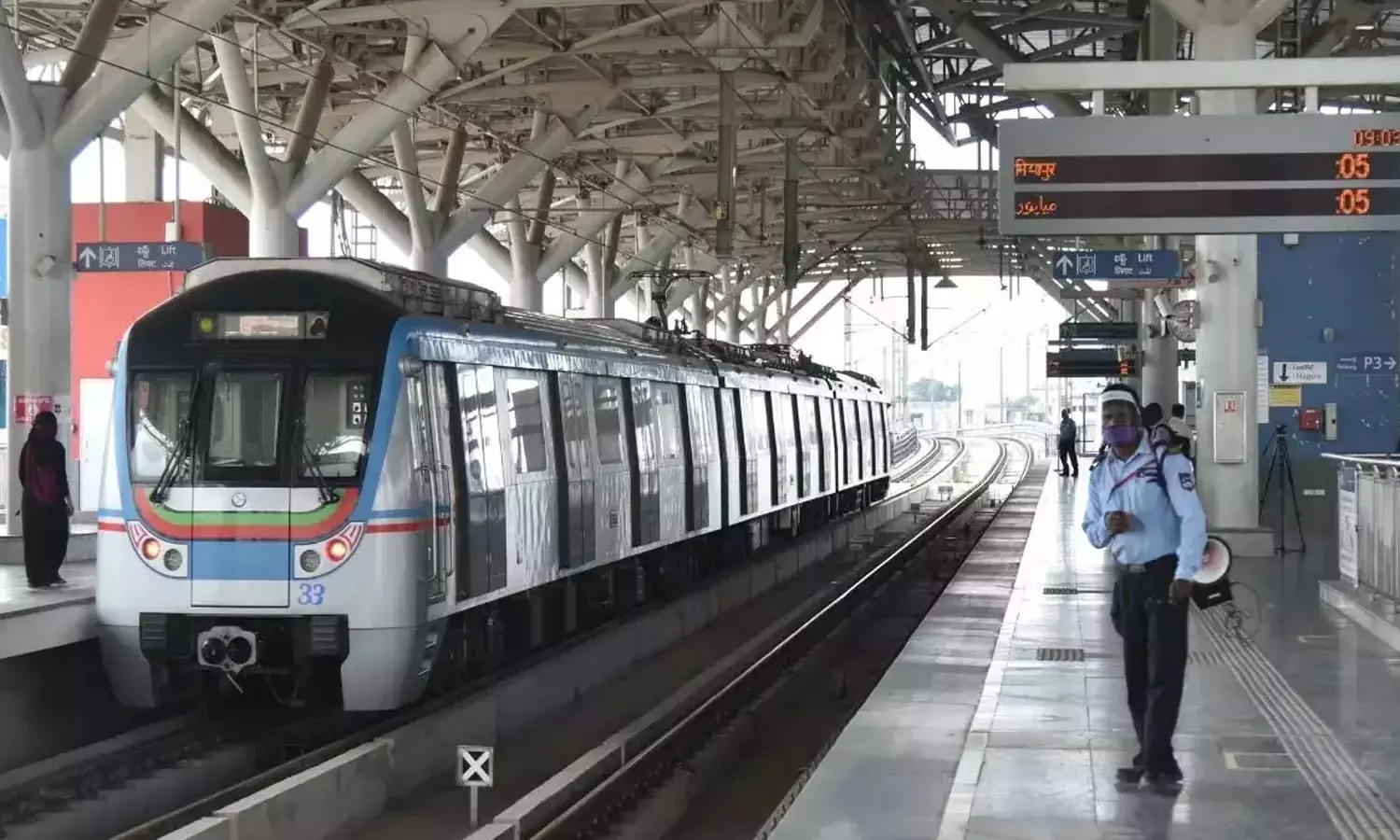 మెట్రో రైలు సేవ‌ల‌కు అంత‌రాయం