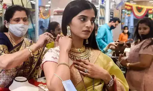 స్వ‌ల్పంగా పెరిగిన ప‌సిడి ధ‌ర‌లు