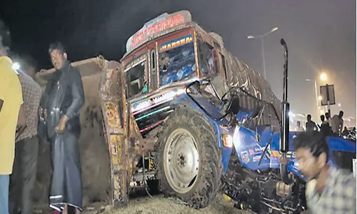 అర్థరాత్రి సూర్యాపేట జిల్లాలో ఘోర రోడ్డు ప్రమాదం.. ఐదుగురు దుర్మరణం