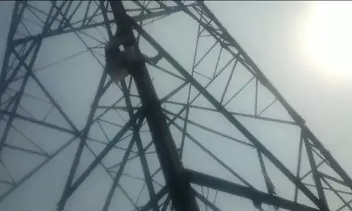 టికెట్ ఇవ్వలేదని టవర్ ఎక్కిన మాజీ కౌన్సిలర్