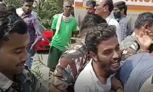 రసమయి బాలకిషన్ కాన్వాయ్‌పై దాడి