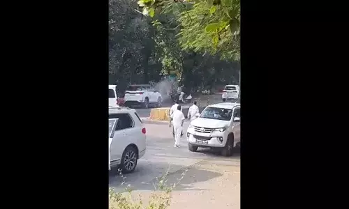 ముంబై రోడ్లపై తుపాకీలతో రచ్చ రచ్చ
