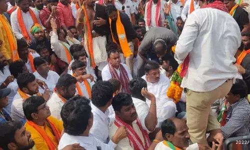 పోలీసుల అదుపులో కోమటిరెడ్డి రాజగోపాల్ రెడ్డి