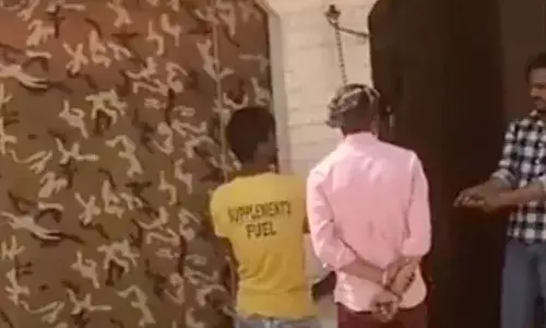 కుక్క మెడకు గొలుసును కట్టి ఉరి తీసి పైశాచికానందం