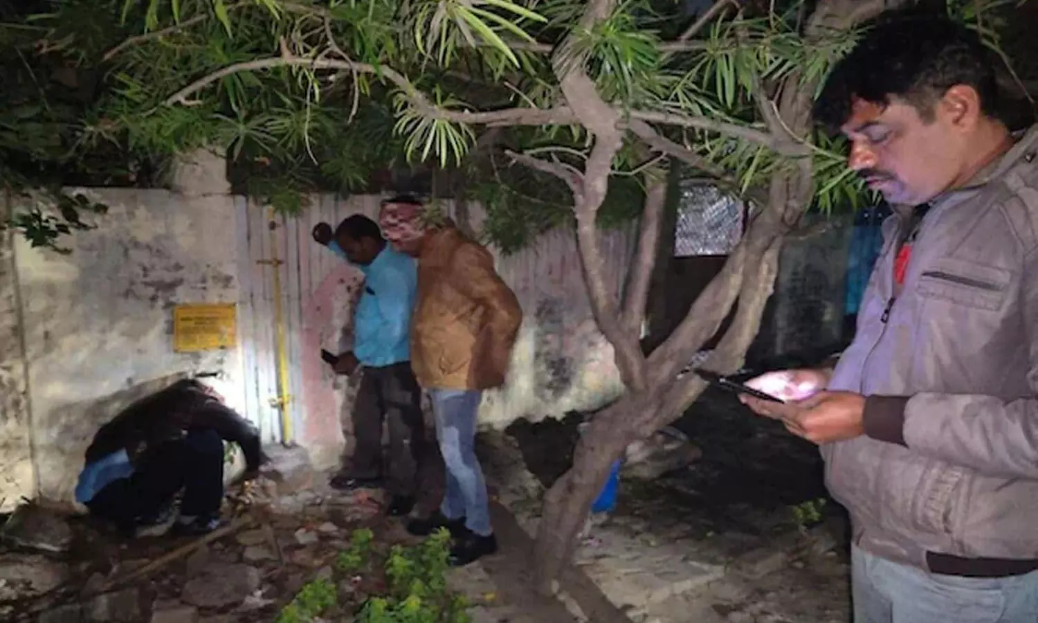 కోతుల దెబ్బ.. గ్యాస్ లీక్ కోతుల దెబ్బ.. గ్యాస్ లీక్