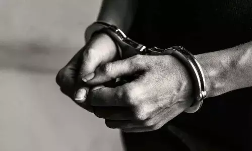 ఆస్పత్రిలో దారుణం.. ఓ పక్క భార్య ప్రసవవేదన.. మరోపక్క భర్త నికృత చేష్టలు