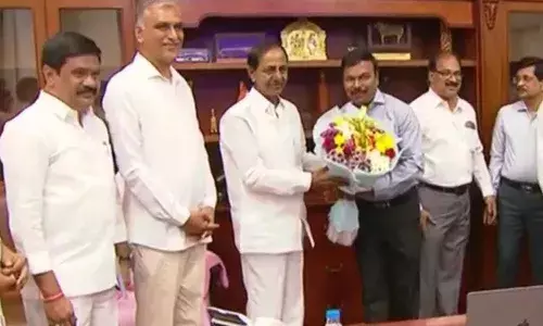 సీఎం కేసీఆర్‌ను కలిసిన హెల్త్ డైరెక్టర్