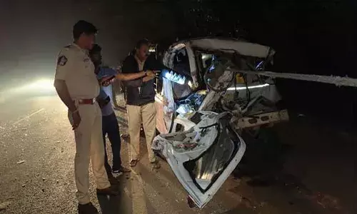 కాకినాడ జిల్లాలో ఘోర రోడ్డు ప్రమాదం.. నలుగురు దుర్మరణం