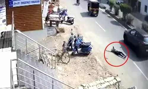 డ్రైవర్ లైంగిక వేధింపులు.. వేగంగా వెళ్తున్న ఆటోలో నుంచి దూకిన బాలిక.. వీడియో